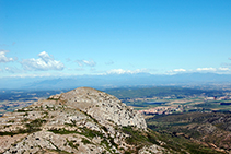 Vistes al Puig Rodó (308m) des del castell.