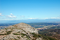 Vistes al Puig Rodó (308m) des del castell.