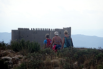 Senderistes avançant pel Montplà, abans de davallar al coll d´en Garrigars.