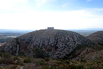 El castell del Montgrí vist des de les proximitats del Montplà.