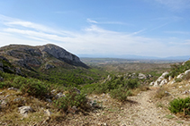 Vistes a la vall de Santa Caterina des del coll d´en Garrigars.