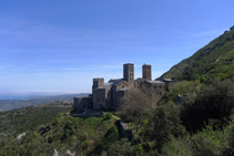 Vistes del monestir des del camí d´accés.