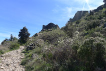 Primeres parets que ens trobem del castell de Sant Salvador.