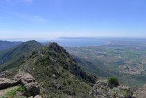 Vistes del golf de Roses (fons) i de la cota 670m (en primer terme) des del castell de Sant Salvador.