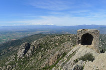 El castell de Sant Salvador i el massís del Canigó al fons.