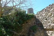 Interior de les ruïnes del castell de Sant Salvador.