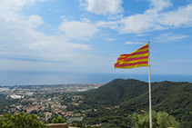 Senyera que corona el castell.