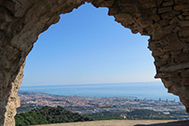 Vistes des d’un de les finestres de l’interior del castell.