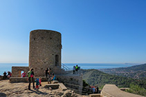 Des de l’interior del castell amb vistes al mar.