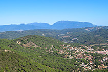 Vistes cap al prelitoral amb el Montseny al fons.