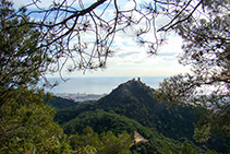 Vistes al castell de Burriac amb el mar de fons.