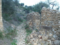 El camí està poc cuidat, hi ha moltes pedres