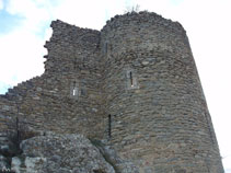 Una de les quatre torres i restes de paret
