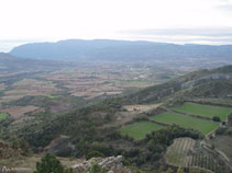 El Montsec al fons