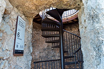 Escales instal·lades per a poder pujar a dalt de la torre. 
