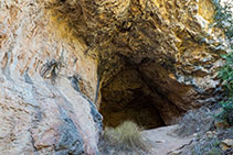 Entrada de la cova de Can Muntaner.