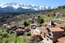 Vistes del Cadí i del poble des del castell del Quer.