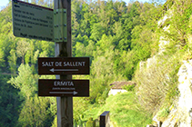 Un cartell ens indica el camí cap al salt de Sallent.