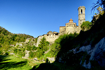 Una panoràmica de Rupit vista des del camí que baixa a la riera i al salt de Sallent.