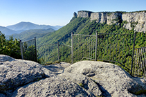 Les vistes des del mirador del salt cap a l´Agullola de Rupit són impressionants.