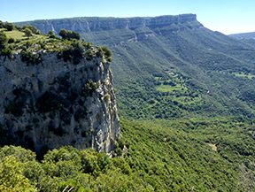 El salt de Sallent i els cingles de Casadevall des de Rupit