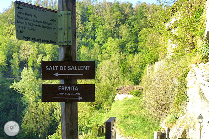 El salt de Sallent i els cingles de Casadevall des de Rupit 1 