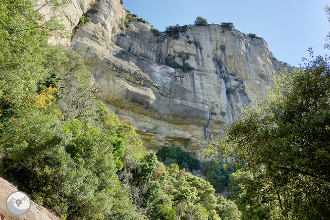 El salt de Sallent i els cingles de Casadevall des de Rupit 1 