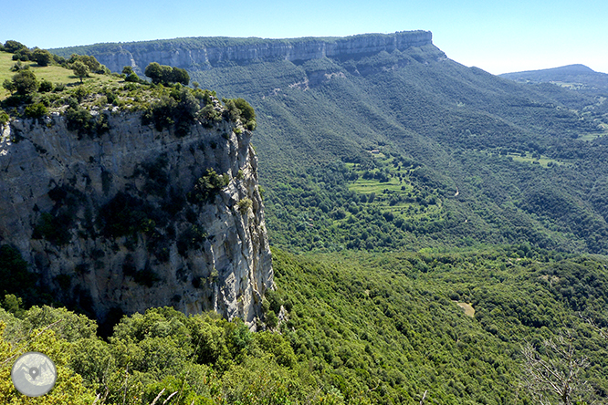 El salt de Sallent i els cingles de Casadevall des de Rupit 1 