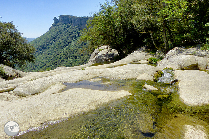 El salt de Sallent i els cingles de Casadevall des de Rupit 1 