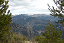 Vistes cap al N amb el poble de Guardiola de Berguedà al fons de la vall.