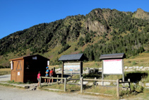 Caseta d´informació del Parc Nacional d´Aigüestortes i Estany de Sant Maurici i algunes panells explicatius.