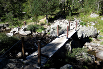 Creuem el riu d´Aiguamòg per un pont de fusta.