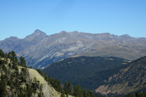 Cada cop estem més elevats i tenim millors vistes de les muntanyes de la Val d´Aran: el Maubèrme al fons.