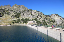 Presa i estany Major de Colomèrs. Al fons, el refugi antic de Colomèrs.