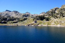 Panoràmica de l´estany Major de Colomèrs amb el refugi de Colomèrs a l´altre costat de l´estany.