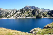 Vistes des del refugi de Colomèrs. Al fons, coll i pic de Sendrosa i, a la dreta, el port de Ratera.