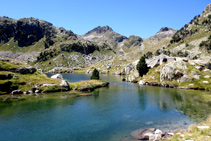 Estany Mòrt amb el Tuc deth Pòrt, el port de Caldes i el Tuc deth Cap deth Pòrt al fons.