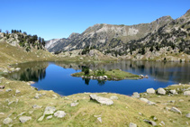 Estany de Cabidornats, amb la seva illa característica al mig.