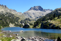 Estany Long amb el bonic pic de Ratera al fons.