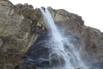 Part alta de la cascada des d´on l´aigua baixa amb molta força.