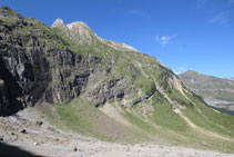 Des del circ de Gavarnie, podem intuir el camí de les Escales de Sarradets que puja fins el refugi de Sarradets.