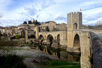 Besalú i el pont sobre el riu Fluvià.