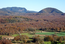 La Fageda d´en Jordà i el volcà del Croscat.