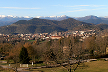 La ciutat d´Olot i el Pirineu oriental.