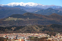 El massís del Canigó sobre la ciutat d´Olot.