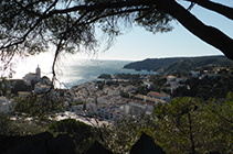 Cadaqués amb el rerefons del mar Mediterrani.