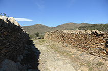 Pugem sempre amb la Muntanya Negra i la seva antena a l´horitzó.