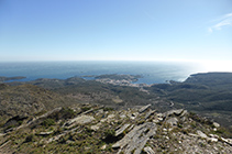 Vistes de la badia de Cadaqués des de la Muntanya Negra.