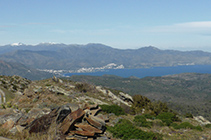 Vistes del Port de la Selva i del massís de l´Albera, emblanquinat per les nevades de l´hivern.