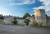 Punt d’inici de la ruta, aparcament del Conjunt Monumental d’Olèrdola i les seves muralles romanes.